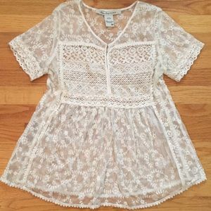 American Rag Beautiful cream lace top. Sz M.
